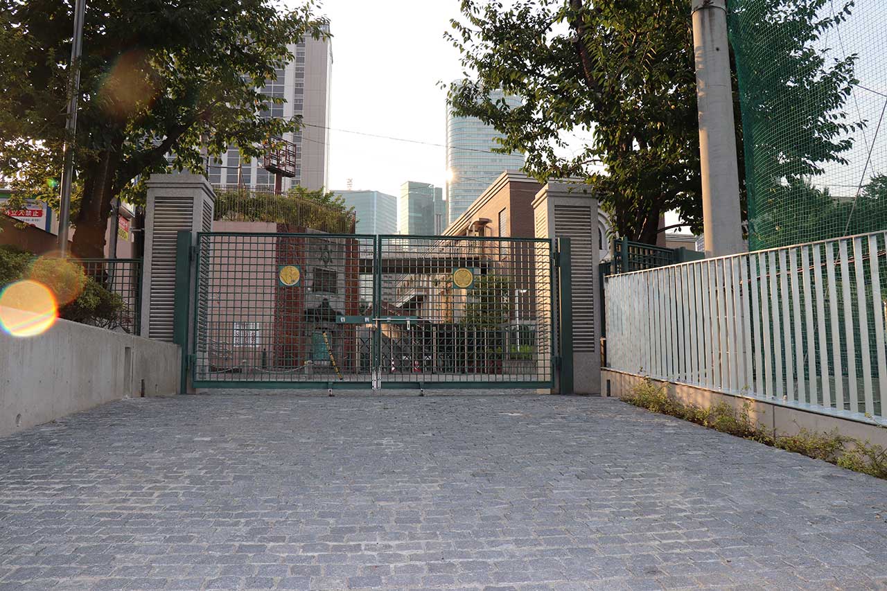 学校法人芝学園 正門改修工事 | 高真建設の施工実績